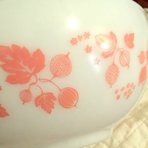 VINTAGE PYREX 1/2qt. Pink Gooseberry Cinderella